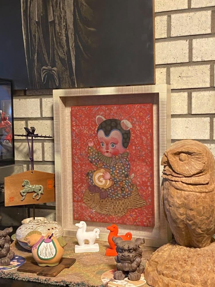 emi8282's tweet photo. 先日の日本画グループ展「EMOTIONAL COLORS」で《ちからちゃんまんぷく招来図》をお迎えいただいたお客様より、飾ってくださっているお写真が届きました。
犬張子×招き猫×たい焼きの福づくしな作品ですが、福々しい子たちに囲まれた幸せそうな姿を拝見し、とても嬉しくなりました😊
素敵なご縁を本当にありがとうございました🌼