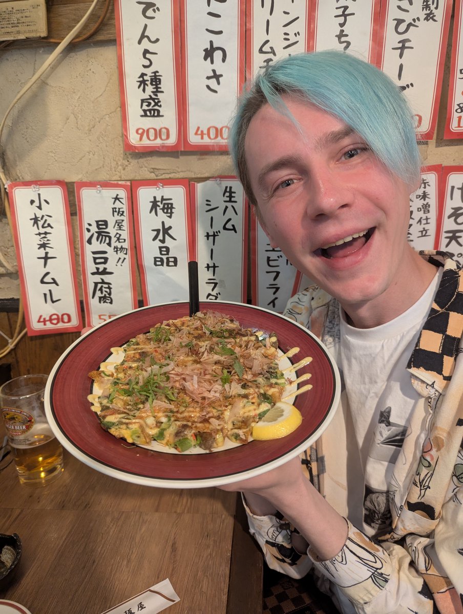 ArturGalata's tweet photo. 『日本人はお好み焼きとご飯を食べないから安心して』という投稿を見て『えっ、私食べてるんだがっ！？』と焦ったけど、よく考えたら私はラトビア人だったので完全にセーフでした。なんならご飯とお好み焼きだけでなく、焼きそばも食べるのがデフォルト。だって私ラトビア人だもの！！セーフ！！！！ https://t.co/iZ6OeUVi5c