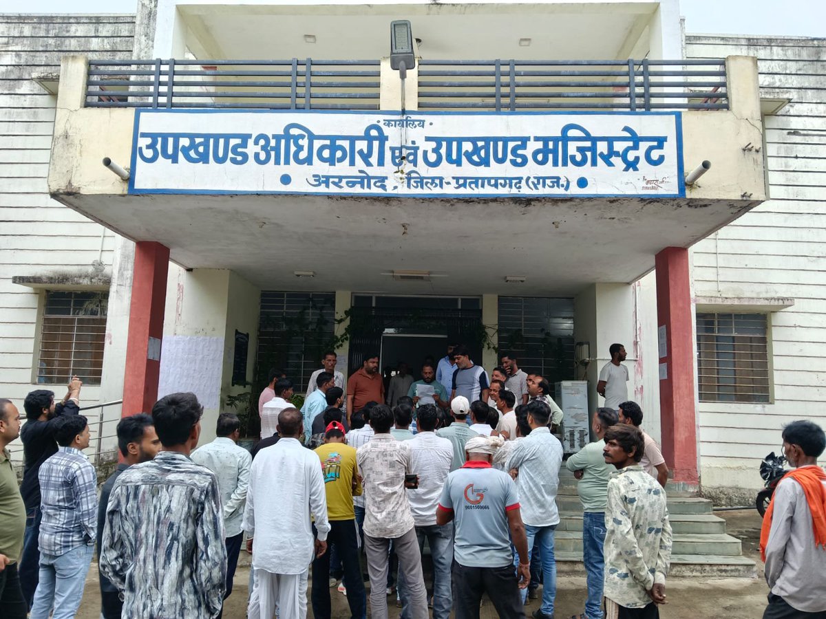 Dilipraidas8's tweet photo. प्रतापगढ़ जिले के अरनोद नगर पालिका में बिजली के समस्या के कारण ग्रामीणों में आक्रोश उपखंड अधिकारी को ज्ञापन सौंपा @AvvnlPro https://t.co/YcEXzn7olf