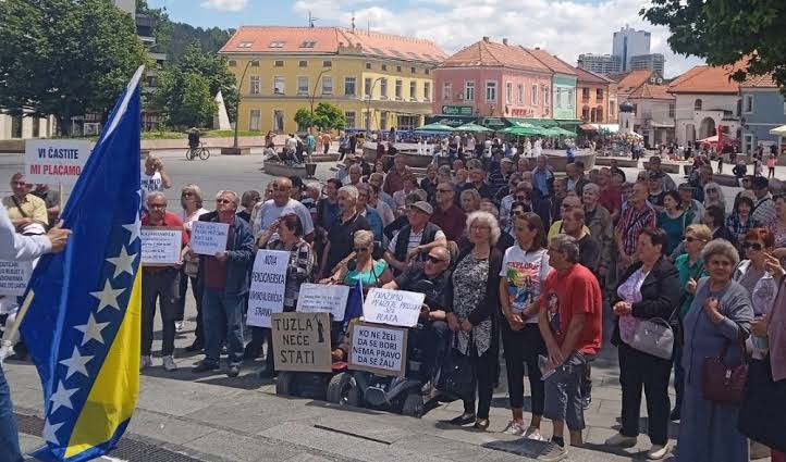 radiokameleon's tweet photo. Penzioneri imaju razlog za osmijeh: Stigla važna vijest
https://t.co/V6zVH5oFYs
#RadioKameleon #Tuzla #Vijesti #fbih https://t.co/ws94PjUHbV