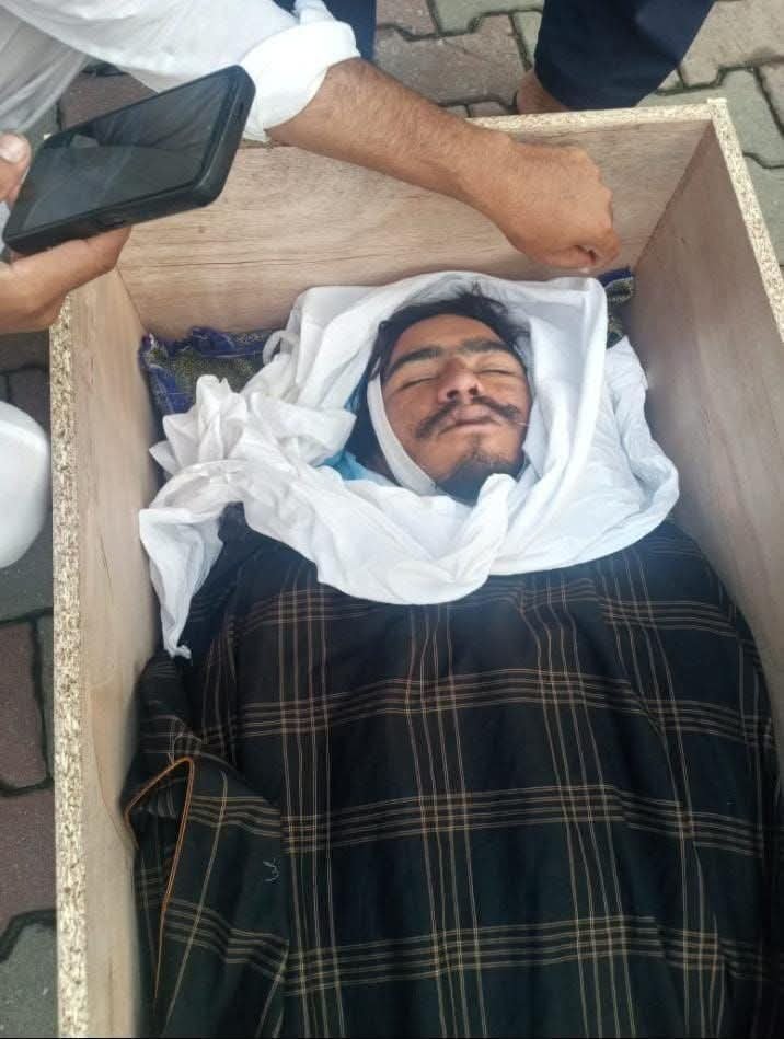 Sardarazha66452's tweet photo. اویس بھای کا تعلق سدھنوتی بلوچ سے ے رینجر کی گولی لگنے سے زخمی ہوے تھے پمز ہسپتال میں تھے کل رات کو فوت ہو گے تھے پنجاب پولیس نے 30ہزار لیکر لعش واپس کی ے
#RightsMovementAJK https://t.co/VyQ6adxMuV