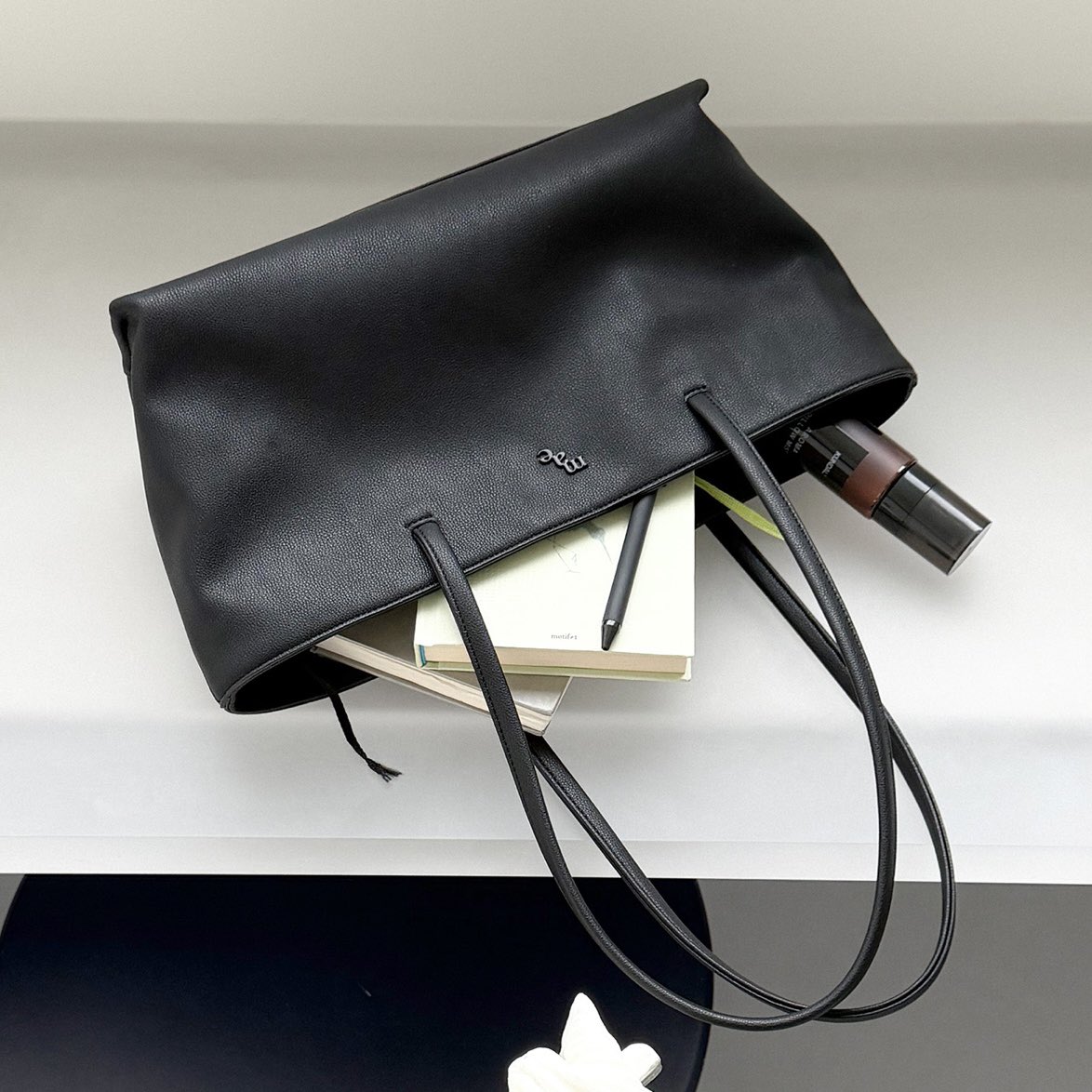 eunnko's tweet photo. 대학생분들 싼티 안 나는 보부상백
무쿠앤에보니 Near Dear Bag << 저장하시길..

끈 길이가 길어서 겨울 두꺼운 옷도 ㄱㅊ 튼튼해서 오래쓰기도 좋음 https://t.co/DSedd7TXyC