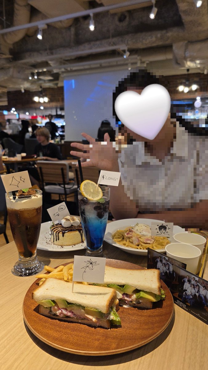 yume_sampo's tweet photo. ALD1 タワレコカフェ。隣の二人組が「明日名古屋行くけどスキズまじババアしかい ない」 「アチズもババアばっかり。ｷｬﾊﾊﾊ!」って、品の無い大声でおしゃべり。テーブルひっくり返しそうなわたくしを必死で娘が制止。悲しすぎて7千円近いお食事全然喉通らなかった。忘れたいからトレカあげる。 https://t.co/Y8qCvFEOBb