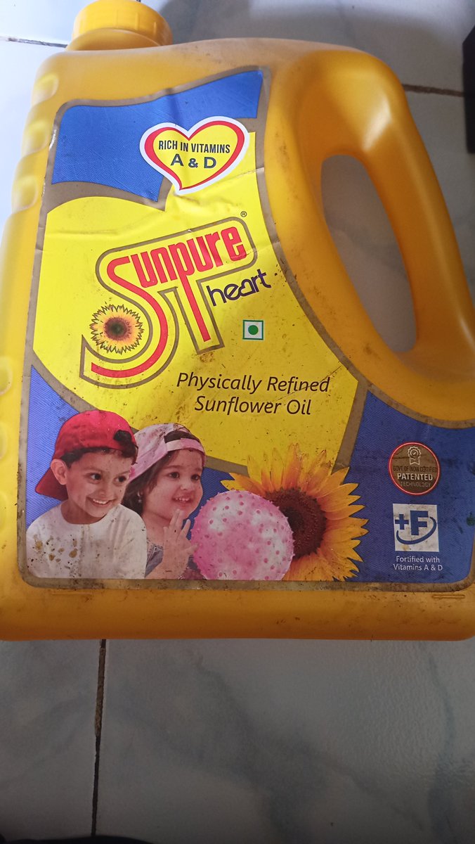 BhagyashRe99's tweet photo. Oil bottle fully covered by dust very unhygienic and became oily sticky, don't know whether it is leaking or not. But in very bad condition. Also price lable not visible clearly. If you don't take action I need to complain this to fda because it is very unhygienic! @SwiggyCares https://t.co/ehkA2ruPZK