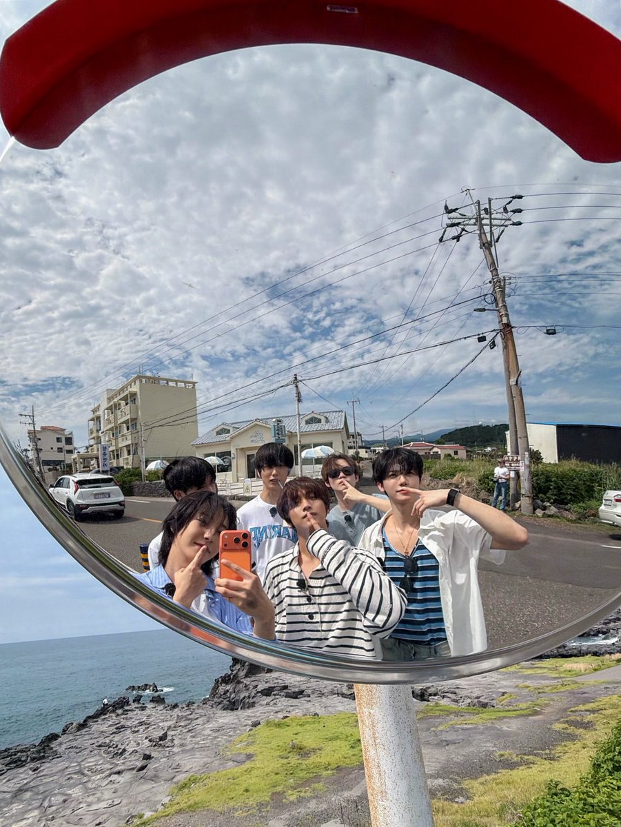 jendongists's tweet photo. i love these kind of dreamies group picture so much 🥺🥹🫶🏼 https://t.co/c9owoWcvsD