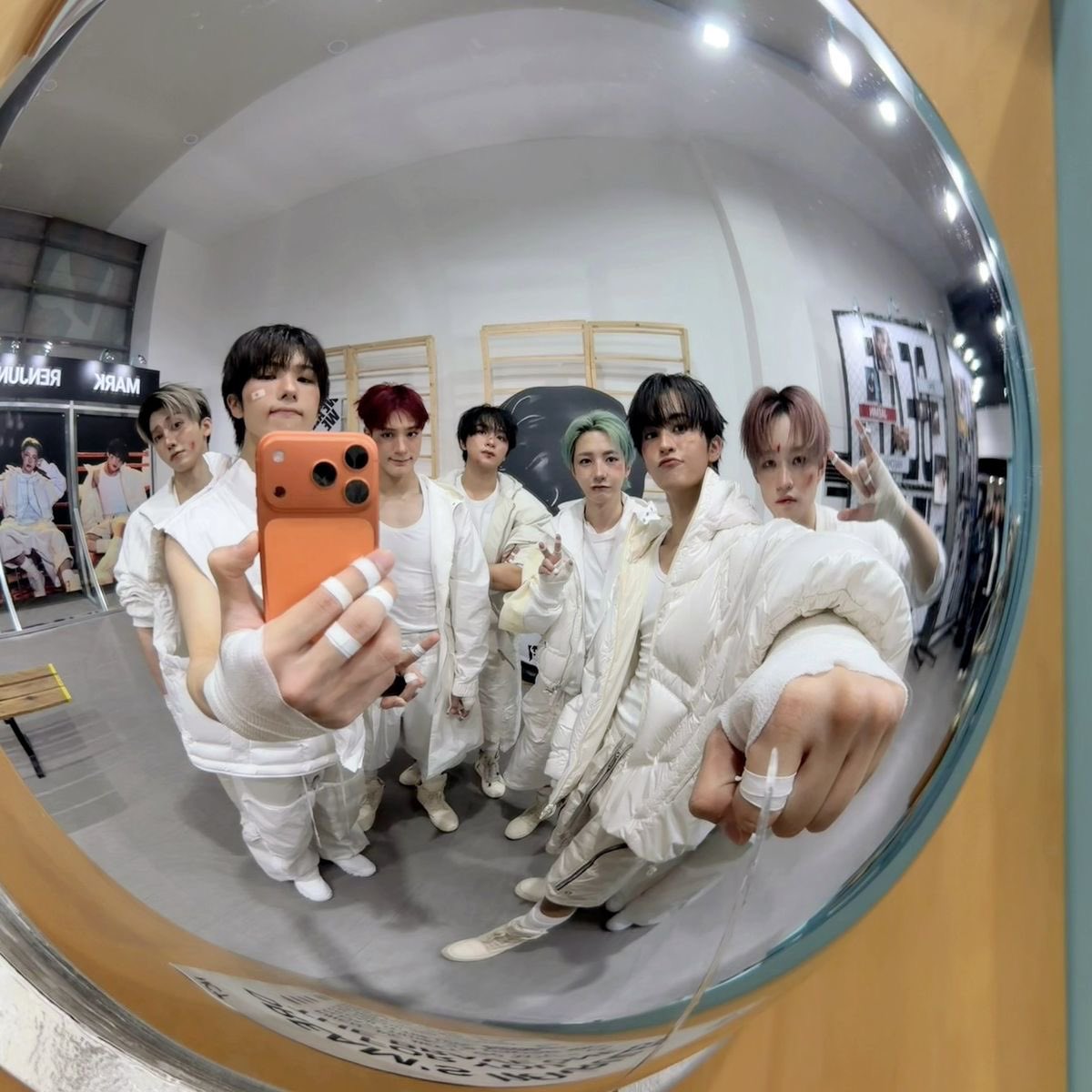 jendongists's tweet photo. i love these kind of dreamies group picture so much 🥺🥹🫶🏼 https://t.co/c9owoWcvsD