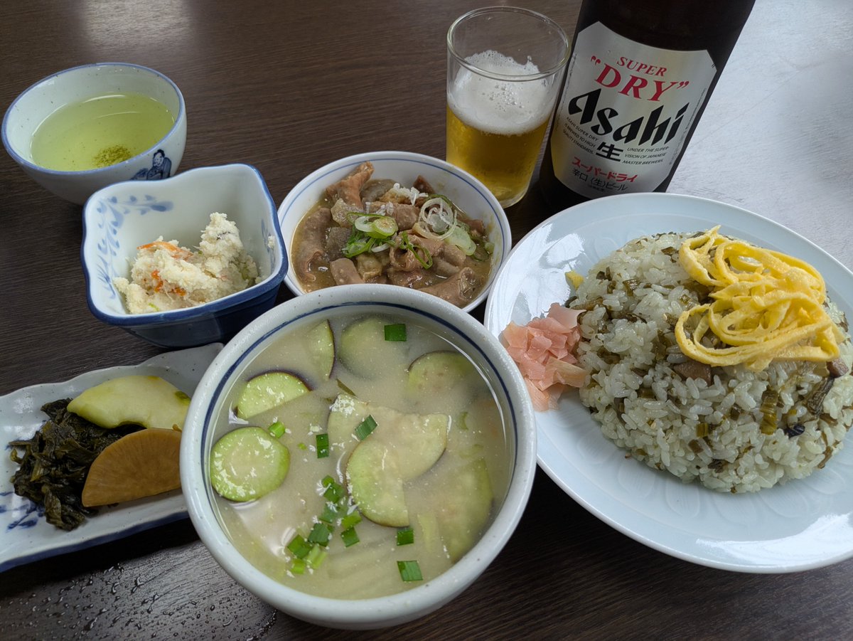 pisyurann's tweet photo. 豊肥本線市ノ川駅目の前
あそ路
人気の郷土料理のお店で高菜飯定食
高菜飯、だご汁、ホルモンのセット♪
うまい！！
#市ノ川駅　#豊肥本線　#ご当地グルメ　#昼飲み　#熊本県 https://t.co/PJJ4IJL1CA