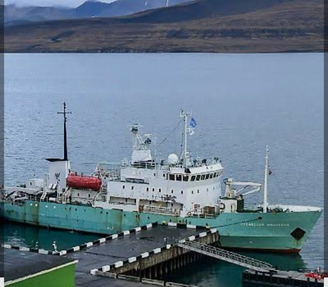 efe3575efe's tweet photo. Norveç, Rusya’ya ait bir gemiye el koydu
Norveçli yetkililer, ülkenin Svalbard Takımadaları’ndaki Rusya tarafından işletilen Barentsburg madencilik yerleşkesinde Rusya’ya ait ticari keşif ve yolcu gemisine el koydu. Ukrayna devlet enerji şirketi Naftogaz, müdahalenin Rusya’nın uluslararası tahkim kararından kaynaklanan yükümlülüklerini yerine getirmesini sağlamak amacıyla gerçekleştirildiğini açıkladı.
RUSYA, KIRIM'DA NAFTOGAZ VARLIKLARINA EL KOYMUŞTU

Lahey'deki bir tahkim heyeti, Nisan 2023'te Rusya'nın 2014'te Kırım'ı ilhak etmesinin ardından el koyduğu Naftogaz varlıkları için Ukrayna şirketine 4,22 milyar dolar ve buna ek olarak faiz ile hukuki masrafları ödemesine hükmetti. Moskova ise söz konusu ödemeyi henüz gerçekleştirmedi.
Naftogaz, Rusya'nın Kırım'ı ilhak ettiği 2014 yılında şirketin bölgedeki varlıklarına el koyması nedeniyle 2016'dan bu yana Rusya'ya karşı hukuki süreç yürütüyor.