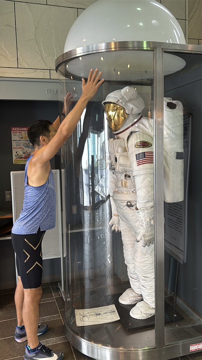 AstroMakotoSuwa's tweet photo. 今回の日本出張の仕上げは、筑波宇宙センター！🚀

宇宙服のバイザーをのぞくと、そこには自分の顔が。せめて顔をうつせば、宇宙飛行士らしく見えるでしょうか😎 https://t.co/9xqOvvMV8x