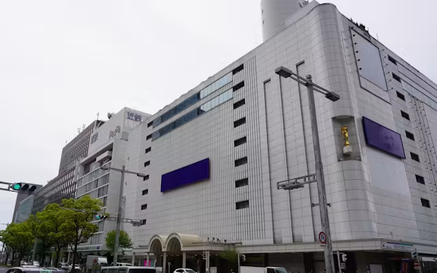 nikkeinagoya's tweet photo. 名古屋駅ヨドバシカメラ、16日開業　提携駐車場2000台で車来客狙う

https://t.co/i4HzYC0Dar
名鉄百貨店が営業していたビルの地下1階から地上4階に入ります。駅周辺に��2000台の提携駐車場を確保し、自動車での来客も狙います。
#ヨドバシカメラ　#名駅再開発 https://t.co/dZ0xHmzkzU