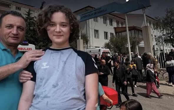 yucelceylancom's tweet photo. Kahramanmaraş’da,10 canı yitirdiğimiz okul saldırısı davası başladı.

Saldırgan İsa Aras Mersinli'nin babası 10 kez ağırlaştırılmış müebbet,annesi 22.5 yıla kadar hapis talebiyle hakim karşısında.

Saldırganın babası Uğur Mersinli ; oğlum hırsızlık suçu işlemiştir,silahlarımı çalmıştır,ben olayın mağduruyum,oğlumdan şikayetçiyim 

@ucimorgtr @SaadetOzkanEfe