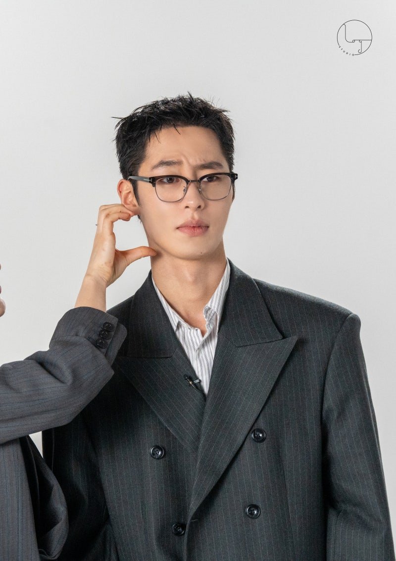 onyx_iron's tweet photo. 이재욱 이런 안경 진짜 잘 어울림 마지막 포토이즘 센스 좋다🫶 https://t.co/orVOgGbpU6
