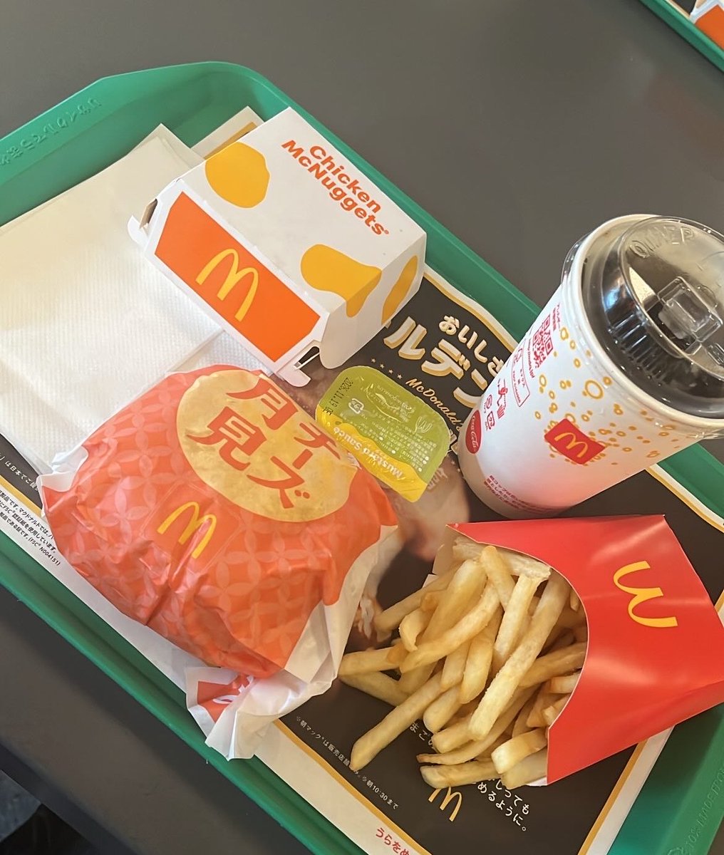 mitt_tu's tweet photo. 月見だ！月見！
マクドは栄養たっぷりだから倒れない https://t.co/iZV3G74tME