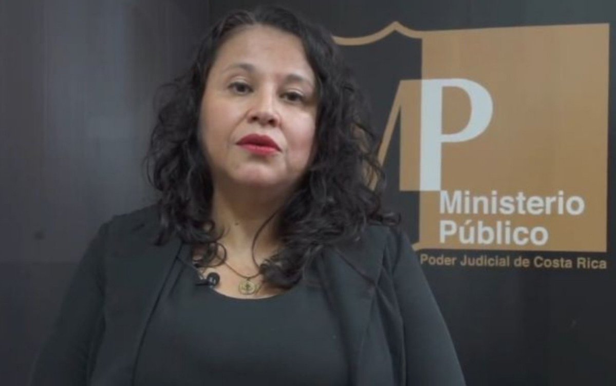 Marlenetica's tweet photo. Fiscal Edith Morera quien se encuentra en controversia con Pilar Cisneros, también llevó la audiencia de Celso Gamboa e Irving Malespin, en la que salieron absueltos.

La fiscal habría colocado su número de teléfono personal en la solicitud de migración para que se le avisara cuando Pilar Cisneros saliera o entrada al país.

En una entrevista con Trivisión, la colaboradora del Poder Judicial evitó que en más de cinco ocasiones responder si esto habría sido una orden del Fiscal General Carlo Díaz.