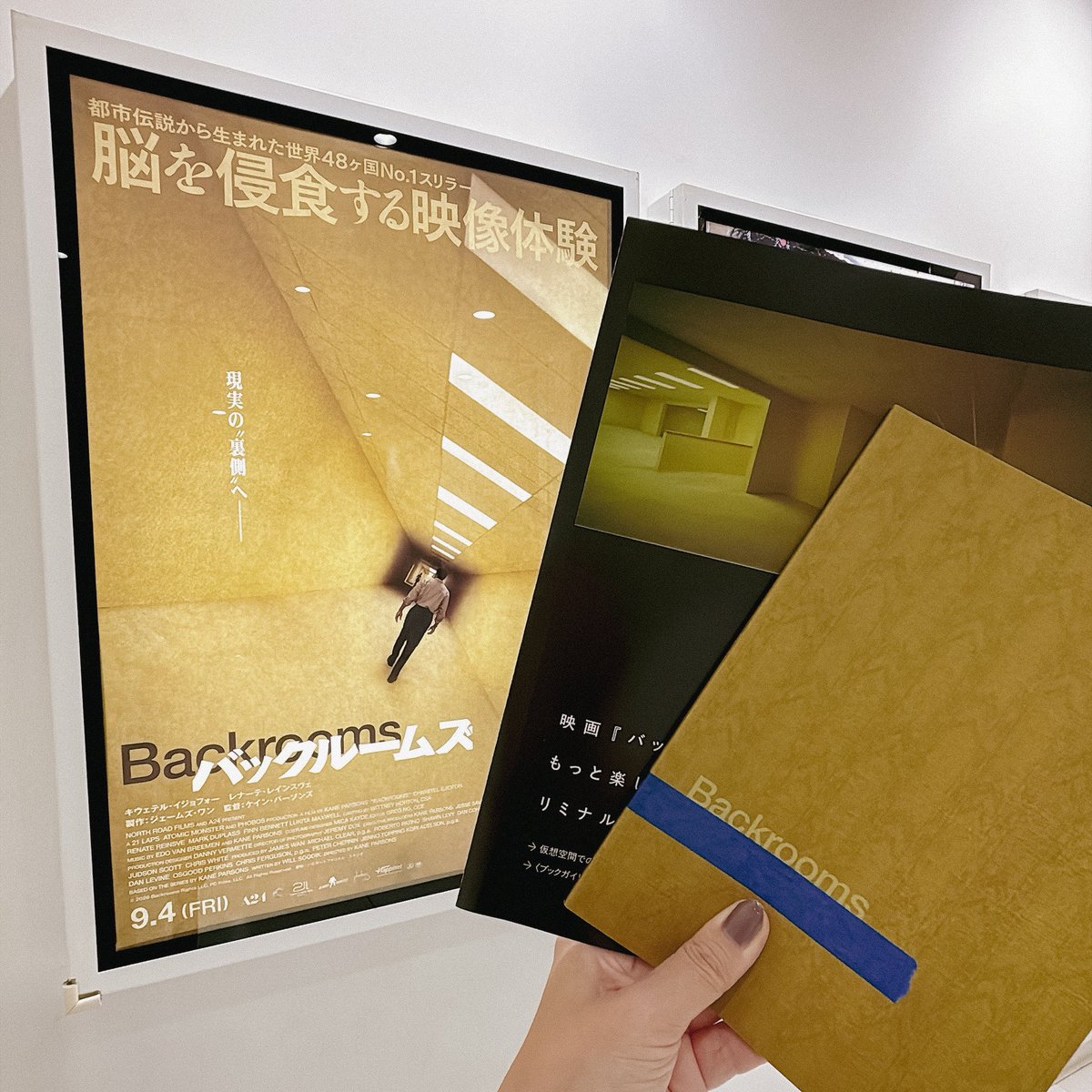 shiba_15_'s tweet photo. #Backrooms 公開日初日！
朝イチから観に行ってきたよ🎬
映画化発表されてから待ち遠しすぎて、ずっとソワソワしてたー！！

ファンが喜ぶ要素も所々入ってたし、A24特有の色使いも作品にめちゃくちゃ合ってて
「そうそう！これを求めてたのよ…！」ってなった😂

ストーリーはちょっと引っかかるところもあったけど…
それを超えるくらい映像が良かったので大満足🙆‍♀️✨
どちらかというとBackroomsとかリミナルスペースを既に知っている人向けな作品かな？

一部、画面酔いしやすそうなシーンもあるのでそこだけ注意かも！

映画化してくれてありがとう…🎞️♥
