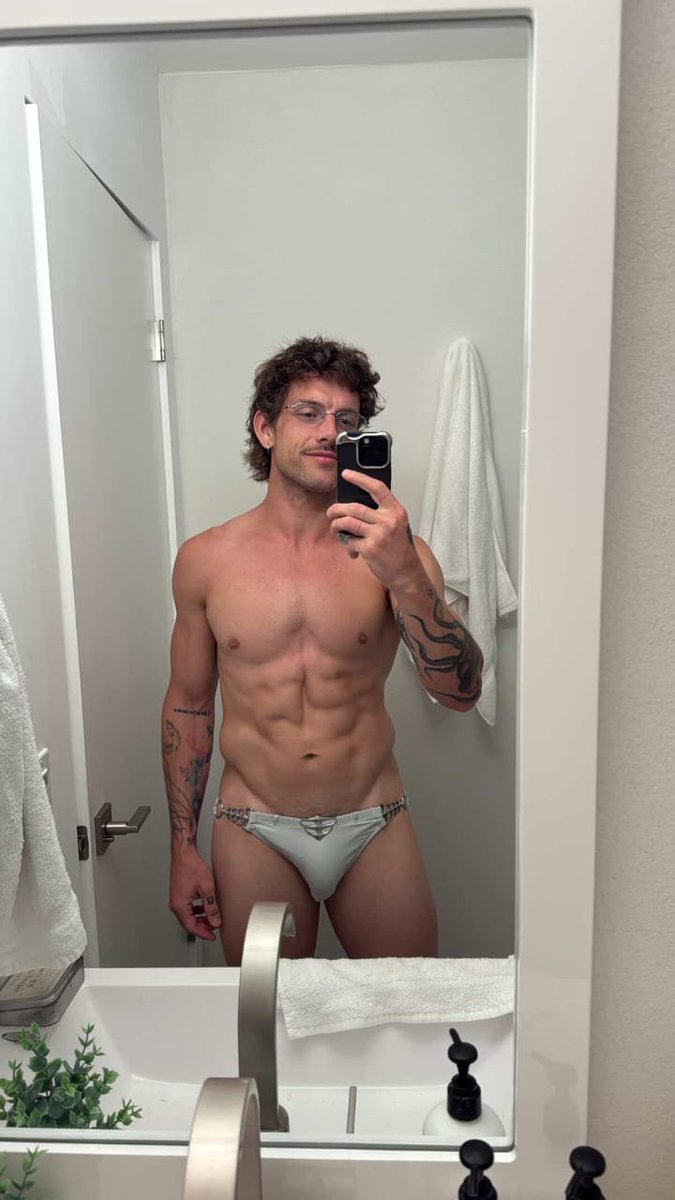 talktosmith001's tweet photo. Glitter in my veins ✨🌈🌈

#gay #mlm https://t.co/Jv50hNAK6Y
