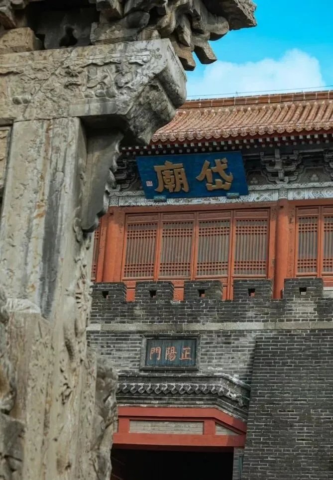 ErHao671's tweet photo. 来泰安登泰山，很多人直奔山门，却错过了山脚下最厚重的文化起点——岱 庙。它与北京故宫、曲阜三孔、承德避暑山庄并称中国四大古建筑群。#好客山东 #ShanDong #Taian https://t.co/aYl0ekXqzZ