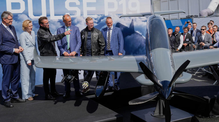 grsail's tweet photo. Mass production of 5,000 medium and long-range combat drones of up to 1,500 km for Ukraine is taking place at a factory of the American-German company Auterion in Munich in collaboration with the Ukrainian Airlogix.
___
Μαζική παραγωγή 5.000 μαχητικών drone μεσαίου και μεγάλου βεληνεκούς έως 1.500 χλμ για την Ουκρανία γίνεται σε εργοστάσιο της αμερικανο-γερμανικής εταιρείας Auterion στο Μόναχο σε συνεργασία με την ουκρανική Airlogix.