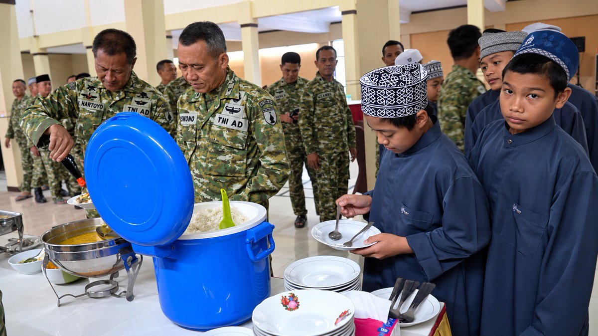 skorem081dsj's tweet photo. Korem 081/DSJ Berbagi Kebahagiaan dengan Anak-Anak Pesantren

Kebahagiaan terpancar jelas dari wajah anak-anak Pondok Tahfidz Quran Al Jaliil saat mereka duduk bersama para prajurit Korem 081/DSJ menikmati makan siang di Aula Jenderal Sudirman, Makorem 081/DSJ Kota Madiun https://t.co/UkLwnBhvnb