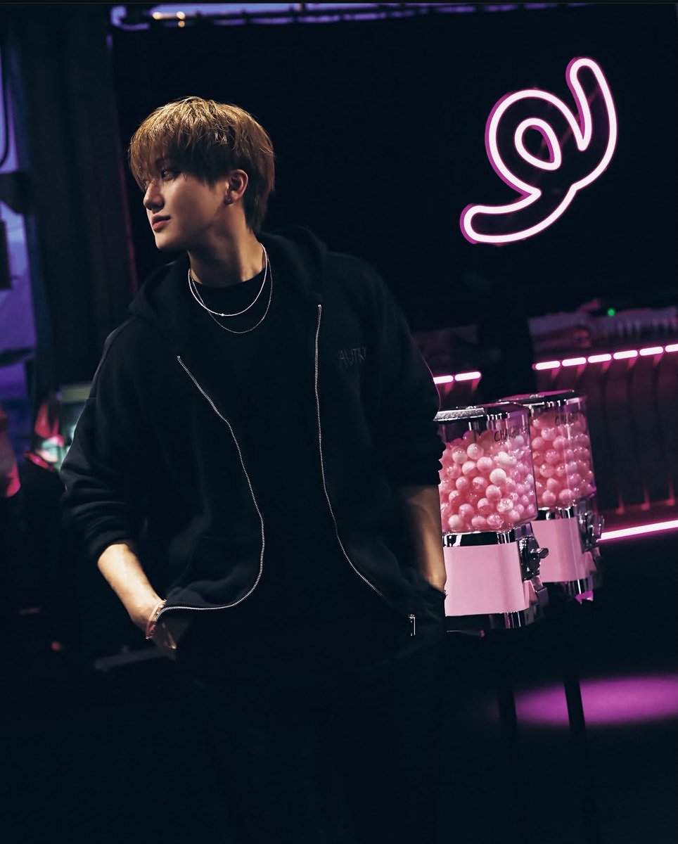 skzpopbase's tweet photo. Changbin looks jaw-dropping in new Autry Instagram update!💖

#CHANGBINxAUTRY https://t.co/758Qh4pNaD