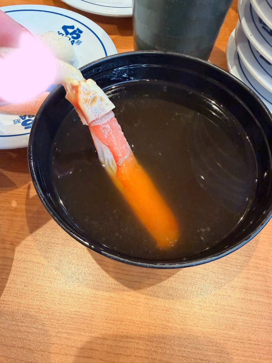 HipsM's tweet photo. ちいかわくら寿司🍣
第2弾行ってきた〜！北海道フェアもやってて、ズワイガニをくら出汁でしゃぶしゃぶ🦀
かにしゃぶにして食べるのが個人的に1番美味しかった🤤
レーンにポン酢と七味流れてるから、味変でも🫶
富豪みたいな食べ方して無事に��呑みゲットしました💕 https://t.co/OzHkx64P8H