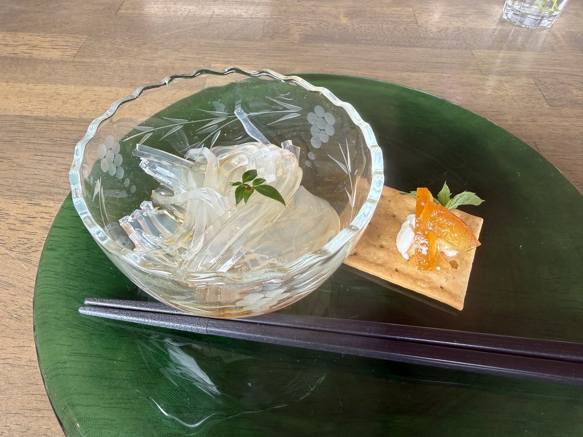 dendekei's tweet photo. 畑へ行く途中、気になっていたファーム伊豆さんでランチ
伊豆鹿「橘鹿（キッカ）」のハンバーグ
副菜も自家製の野菜や乾物で嬉しい。
自家製心太のデザートまでついて1000円🦌
行くまでのハードルが高かったけど（立地が）来て良かった。 https://t.co/BTcJyRpfPZ