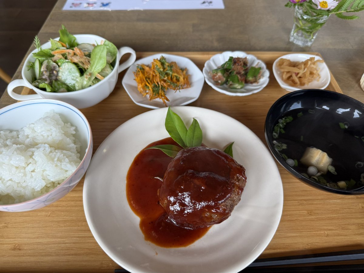 dendekei's tweet photo. 畑へ行く途中、気になっていたファーム伊豆さんでランチ
伊豆鹿「橘鹿（キッカ）」のハンバーグ
副菜も自家製の野菜や乾物で嬉しい。
自家製心太のデザートまでついて1000円🦌
行くまでのハードルが高かったけど（立地が）来て良かった。 https://t.co/BTcJyRpfPZ