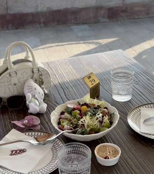 ChenTravelDiary's tweet photo. Sunshine, delicious food, and moments of tranquility. Adjusting both body and mood to their best state, every moment of discipline is contributing to becoming a better self. 🥗 https://t.co/tKw1nHw7FR