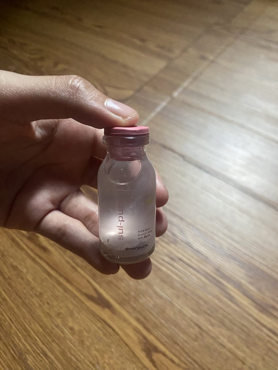 powerpufftry's tweet photo. ✨HONEST REVIEW✨ dari sekian banyak obat totol i’ve ever try w skrg udh nemu my life saver yang ga bikin kering . in local brand we trust “EVERPURE” di acne prone skin like me sih gonk yh https://t.co/7SWx5UZU83