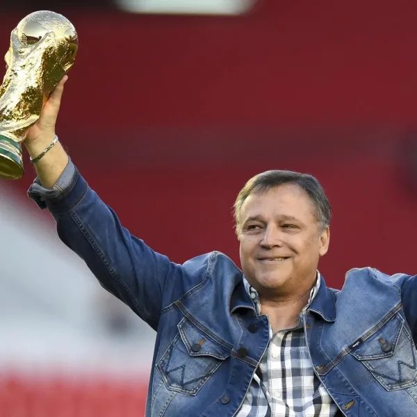 Mati_Martinez's tweet photo. 🔴 POLÍTICA | Daniel Bertoni será el candidato a Presidente de #Independiente por la Agrupación “Auténticos Rojos”.

▶️ Trinomio:

Candidato a Presidente: Daniel Bertoni.
Candidato a Vice 1: Adrian Simón.
Candidato a Vice 2: Ariel Canteros. https://t.co/CjBwe9uiS0