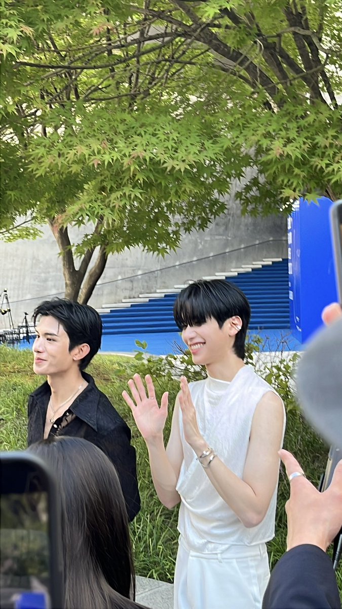 14jgur's tweet photo. ทักทายแฟนๆด้วยน่ารักสุดๆ💘✨

#caruso27SSxNet #caruso27SSxOhm
#caruso #seoulfashionweek27SS
#netsiraphop #ohmkrit https://t.co/VeMSJimLsV