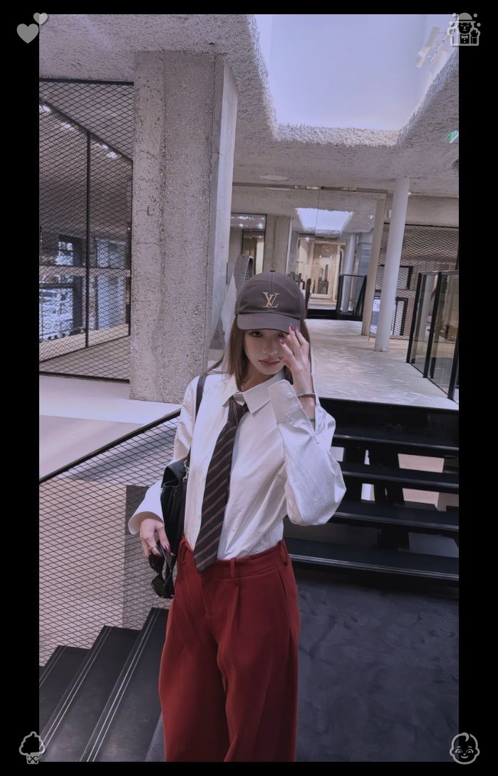 tonya_jk's tweet photo. 💎Crafting a delicious sandwich in no time at all. Clara snatches up her handbag, tucking her phone and keys within, and lingers near the entrance. Moments pass, a rap at the door reaches her ears, and as she swings it open, her face brightens at the sight of Mia before her. https://t.co/brukDD18ls