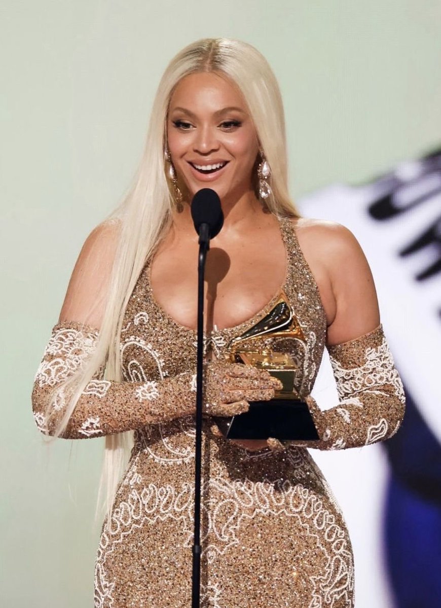 LOVEBACKUPFR24's tweet photo. HAPPY 45TH BIRTHDAY TO AN ICON, A TRAILBLAZER, SONGWRITER, LEGENDARY SINGER, BUSINESSWOMAN, DANCER, BILLIONAIRE, THE MOST AWARDED GRAMMY WINNER EVER 

THE ONE AND ONLY BEYONCÉ! 🎂🐝 https://t.co/BYOgJ5Ay60