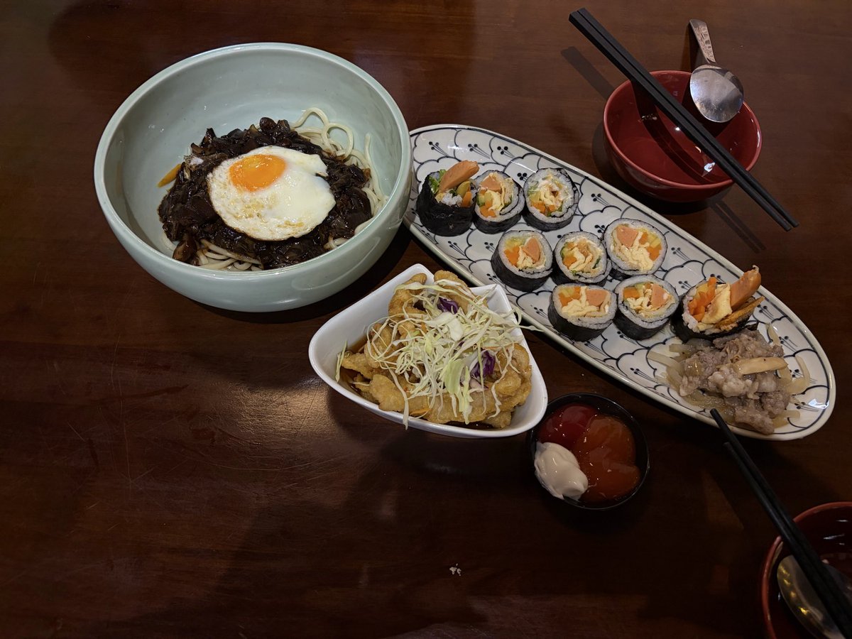 NgNhatLinh23's tweet photo. Trưaaa roàii cả nhà uii!
Người Quy Nhơn ăn đồ ăn Người Hàn nhoo! Măm măm 🍱🍽️

🍝 Mì Tương Đen nhá
🐷 Thịt Heo Chua Ngọt nhá
🍙 Cơm Cuộn nhá 

Mời cả nhà X ạaa 🩷🥰 https://t.co/cgpMy8Pwy8