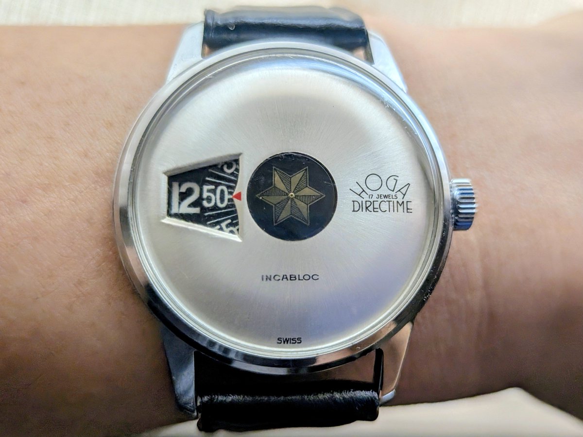 32omi's tweet photo. 今日の相棒。
70年代スイス製の機械式ジャンピングアワー「HOGA Directime」。
年代物ですがケースメッキの剥がれもなく、奇跡的なコンディション。
扇窓のデジタル表示と、中央でクルクル回る星型の秒ディスクがたまらないデザインです✨ https://t.co/lRLoNJoErw