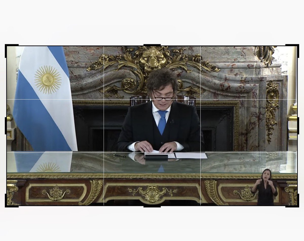 alvezjulian_'s tweet photo. Como contribuyente exijo que para la próxima cadena nacional el Presidente aparezca en el centro.

Les voy una idea: creemos el cargo de Director de Realizaciones Audiovisuales. Que sea alguien que haya estudiado en la FUC y con amplia experiencia. https://t.co/6DqudYpNFY