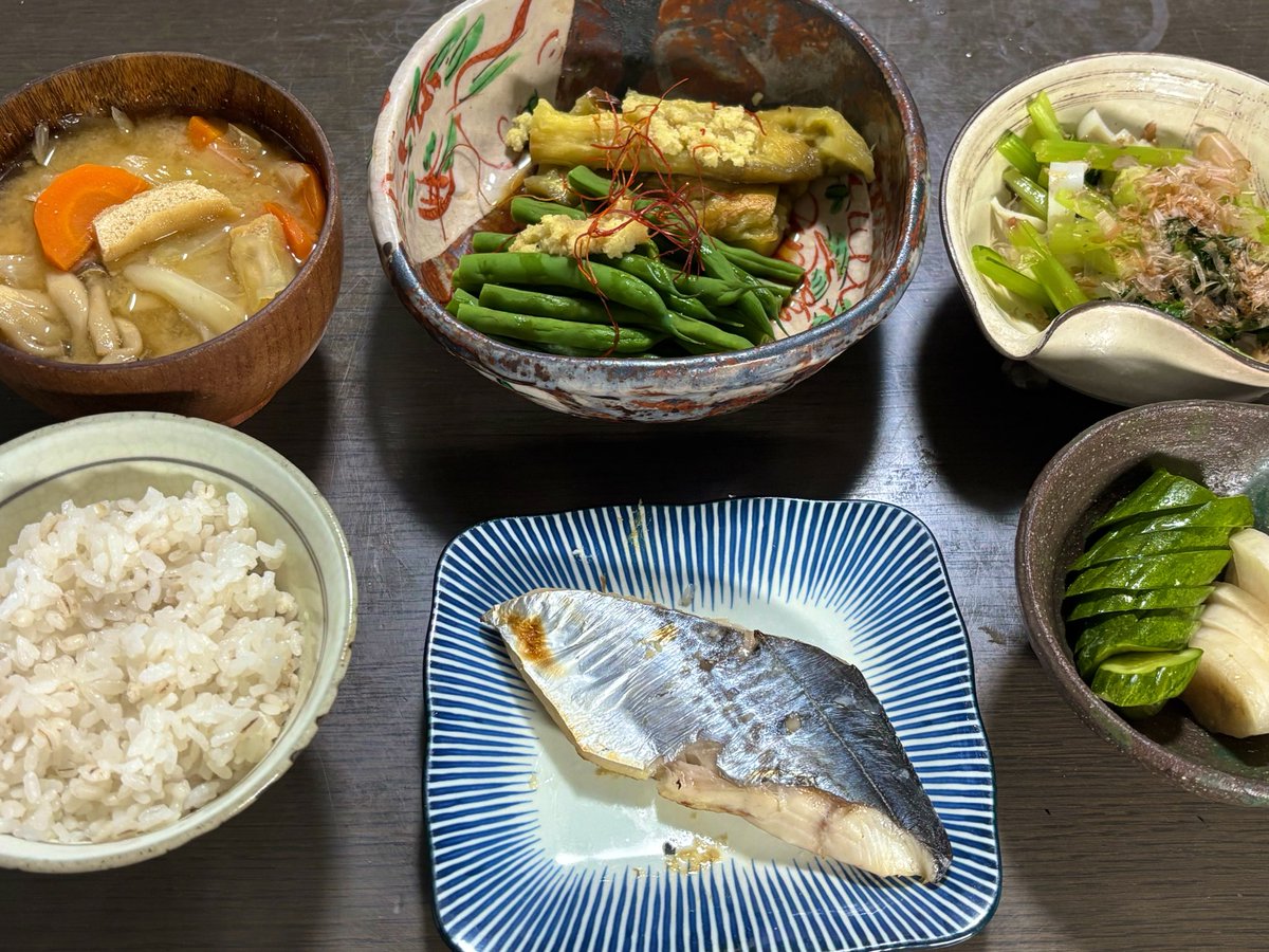 m_rinji's tweet photo. 一人昼飯はシラスと桜エビの塩焼きそば、ピール付きです。半端に残った焼きそば麺を使い切るメニューです。朝は鰆の塩麹焼き、焼き茄子とインゲンの浸しなど(全て妻作)でした。 https://t.co/txO2g2zUIH