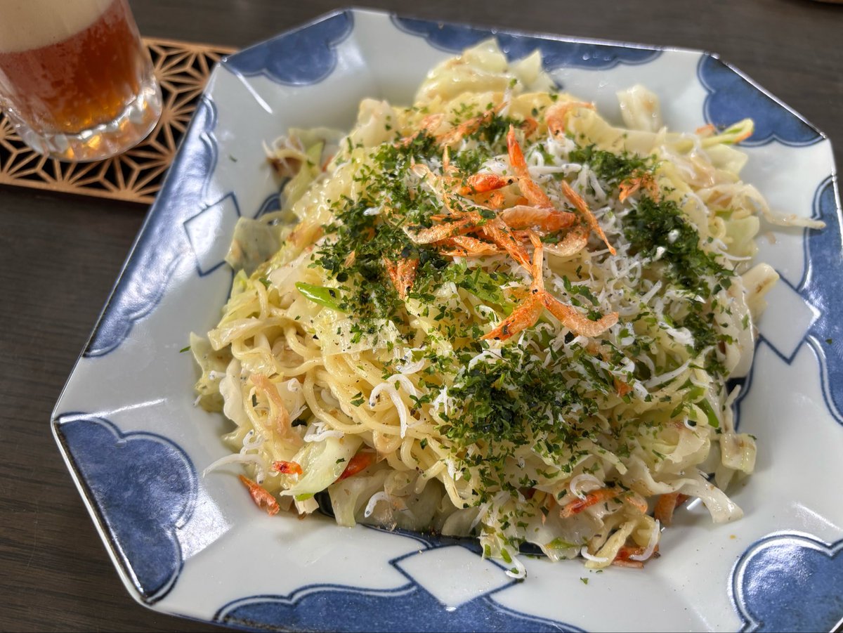 m_rinji's tweet photo. 一人昼飯はシラスと桜エビの塩焼きそば、ピール付きです。半端に残った焼きそば麺を使い切るメニューです。朝は鰆の塩麹焼き、焼き茄子とインゲンの浸しなど(全て妻作)でした。 https://t.co/txO2g2zUIH