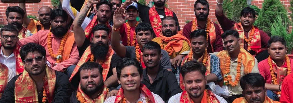 awesh29's tweet photo. यह है बीजेपी की कट्टर सेना जो पुलिस के संरक्षण में एनसीआर में ऑपरेट कर रही है। रोज नए कारनामों को अंजाम दे रही है।इनमें से कई के ख़िलाफ़ संगीन मामलों में मुकदमे दर्ज हैं यूपी पुलिस ने कुछ के ख़िलाफ़ कभी कभी कार्रवाई भी की है लेकिन दिल्ली पुलिस इन्हें देखकर आंखें मूँद लेती है।

 यही जंतर मंतर के प्रदर्शनकारियों को सीपी में  बेल्ट से मारते हैं। यही सिर फोड़ते हैं। यहीं मुसलमानों के ख़िलाफ़ आग उगलते हैं। ऐसा यह इसलिए कर पाते हैं क्योंकि इनको सरकार का और सरकार में बैठे लोगों और कुछ अपराधी टाइप बाबाओं का संरक्षण है।
