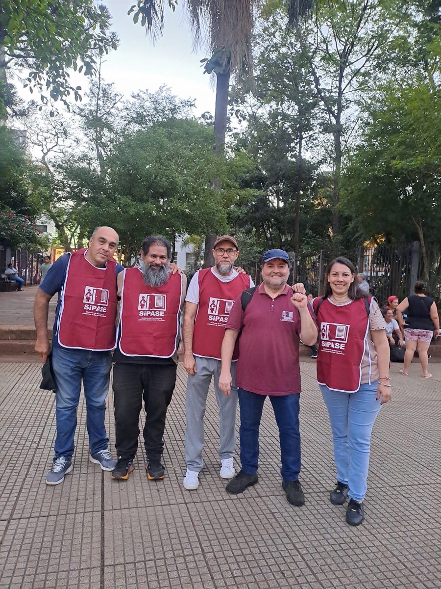 humbercb's tweet photo. El #SIPASE (Sindicato de Preceptores y Asistentes de Servicios Educativos) y la Agrupación de #Preceptores 4 de Octubre repudian la visita de Milei a Misiones.
Fuera buitres de #Misiones
Basta de Imperialismo!
NuncaMás #Milei
LA #PATRIA NO SE VENDE ✊
MISIONES NO SE VENDE ✌ https://t.co/kYEiXXrbcr