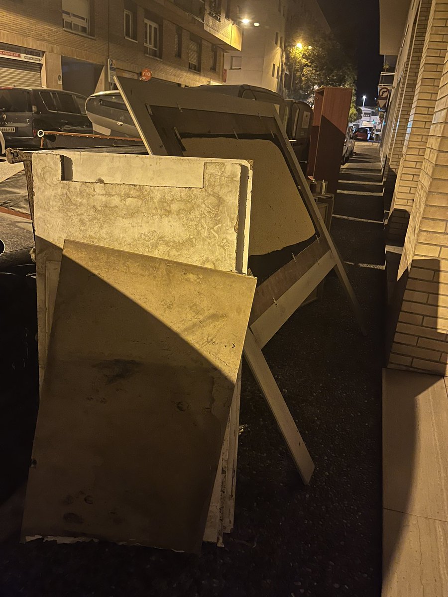 marillumm's tweet photo. @llsalellasvilar Bon día carrer Bilbao 11,hoy saliendo de casa he tenido que saltar para ir a la acera.Usted  ve esto normal y esto es día si, día no!!! Por favor cambie de ubicación los containers esto es insostenible!!!😡😡 https://t.co/jV43fJ5vUB
