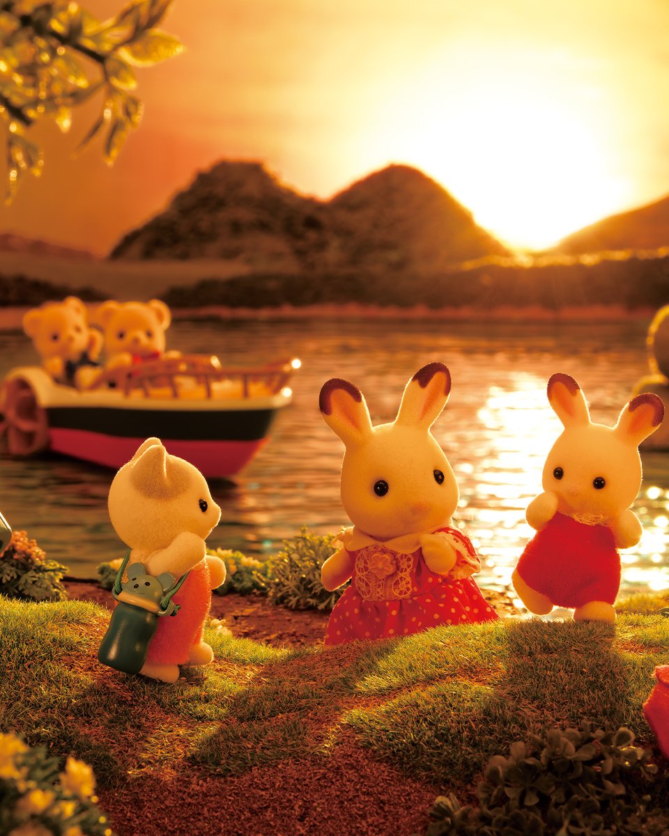 SylvanianJP's tweet photo. 「まだかえりたくないです！」

みんなでキラキラ湖に遊びに来ましたが、そろそろお家に帰る時間🕔

「あ！クレム待って～！」
「まだかえりません～！」

今日がとっても楽しかったみたいですね♪

#シルバニアファミリー #シルバニア
#夕日 #キラキラ湖 #シルバニア赤ちゃん https://t.co/EFmpaXlw9P