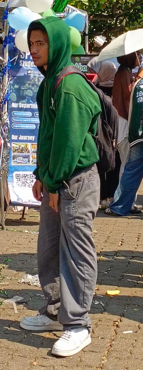 UNDIP_FESS's tweet photo. undip! Hati hati guys yang lagi ada acara di fakultas atau area kampus kalo ada org difoto ini. Kemarin di dipo expo ada yang kena pelec*han dengan modus foto bareng. Tolong bantu up biar ngga ada korban selanjutnya ya. Thank u! https://t.co/9IL5DYCsh0