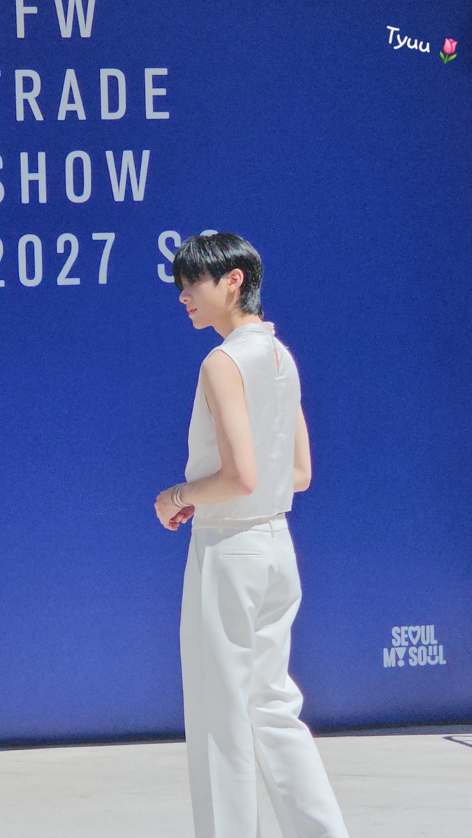 KittyongF_'s tweet photo. I thought we missed the phototaking but it happened after the show. Our diva is breathtaking. 

TAILORED FOR NET &amp; OHM  
#caruso27SSxOhm 
#seoulfashionweek2027ss 
#ohmkrit https://t.co/KxVaw4nhyi