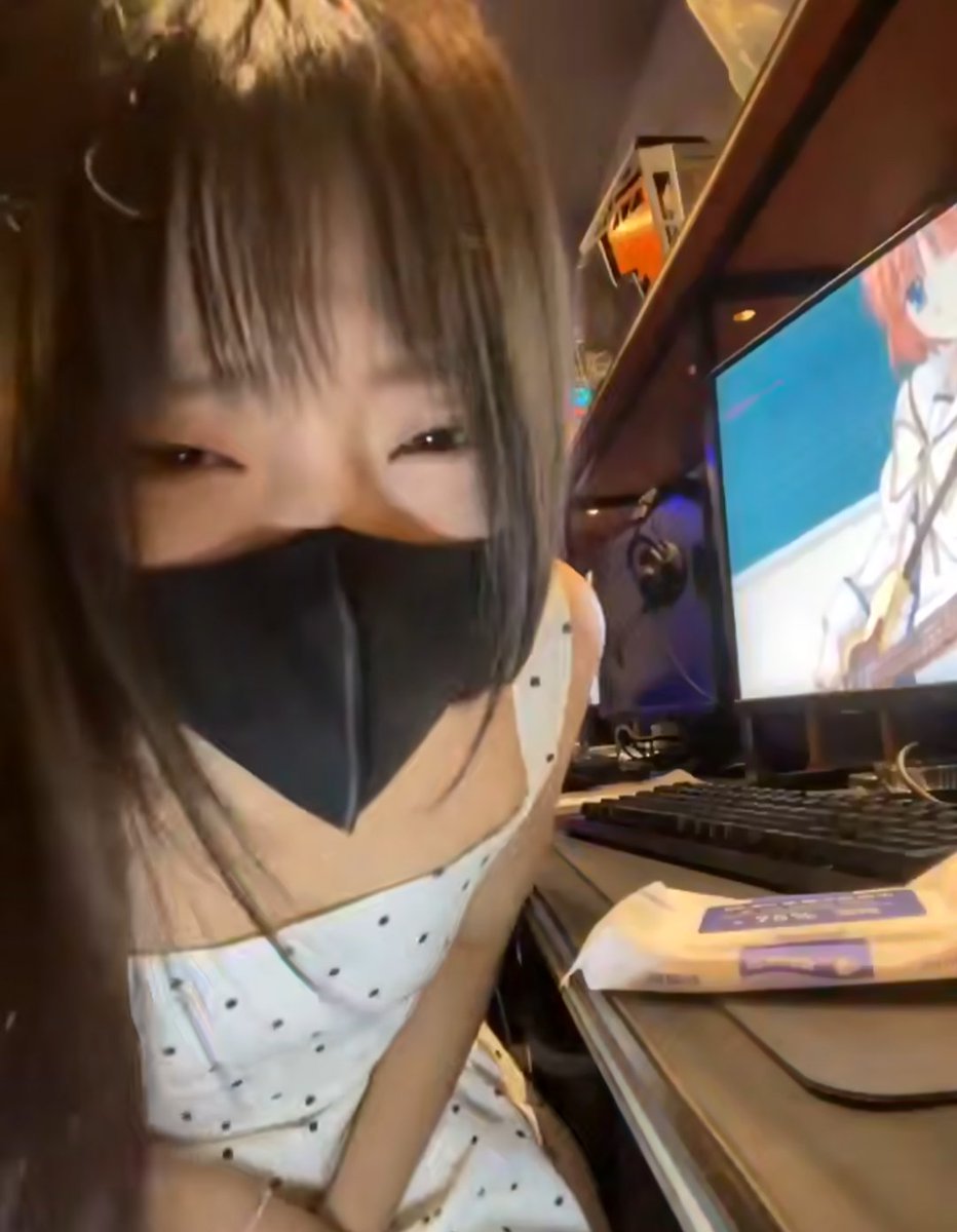 GZane87657's tweet photo. 外表清纯的学生妹在网吧露出,在桌下疯狂自慰,羞耻感爆棚后不自控直接喷网吧椅子上了
兄弟们觉得这个学生妹好不好玩,有没有玩过的说一下 https://t.co/h4aqc0YVlf