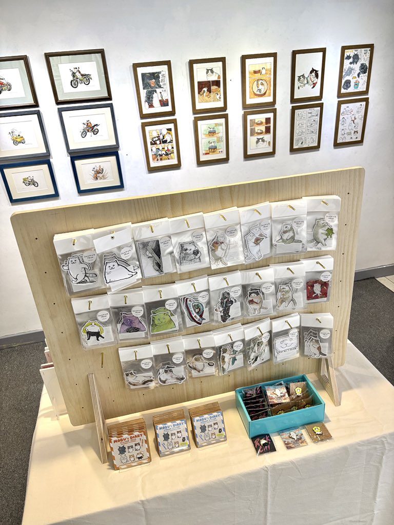 mangasickmanga's tweet photo. 黒山「三毛猫モブは猫缶を稼ぎたい③」出版記念日展、台湾時間午後２時オープン。

日本語版はまだ出ていませんが、原稿を見て期待を高めていきましょう！

作家自身と日本の会社が制作したグッズ両方あります https://t.co/QftDoT1u4K