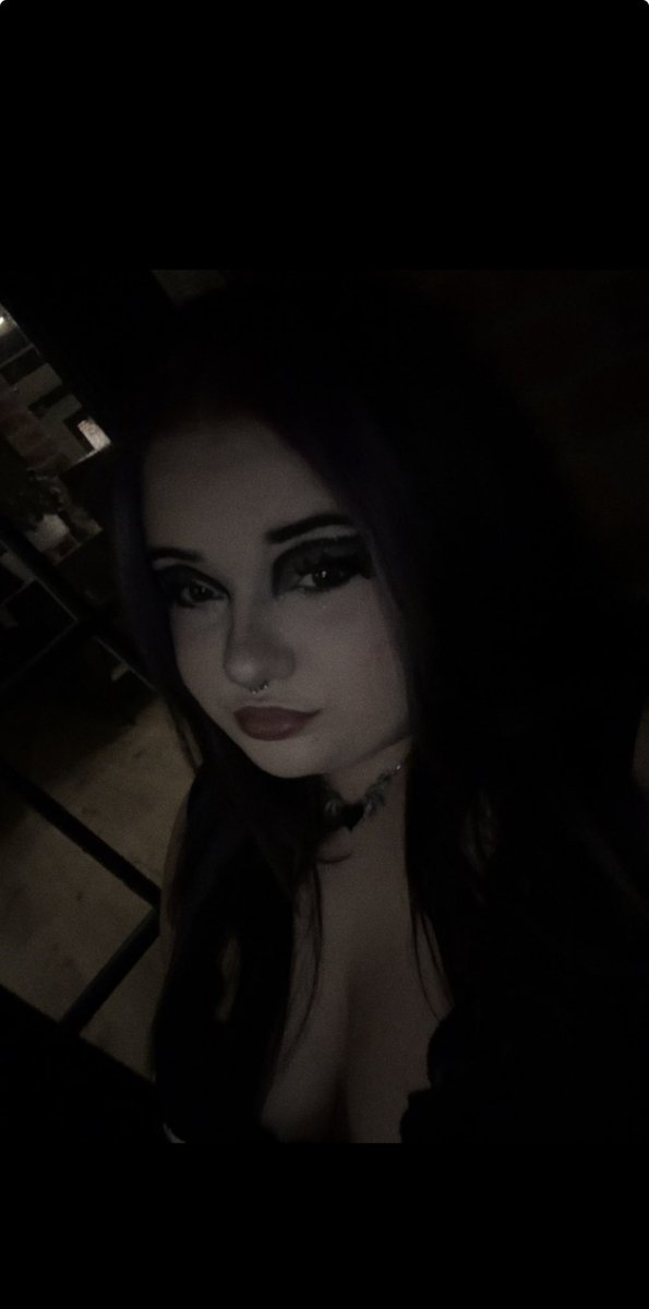 goth_succubus_'s tweet photo. i still can’t comprehend how there’s 1,724 of yall… imagine if u all got my free fansly subscription! LINK IN BIO https://t.co/34wc6PDG28
