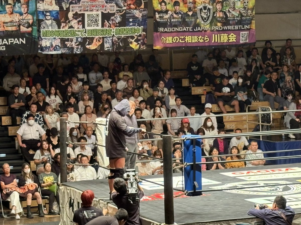 yo_hei613's tweet photo. 門馬さんのドラゲー参戦。
業種は違えど観客の目が止まる
入場、試合運び。そしてマイク。
かっこよかった。
悔しいくらいかっこよかった。
自分もそうでありたい。

#門馬秀貴 #dragongate #後楽園ホール 
#prowrestling #brightness https://t.co/mlLQlkDqy8