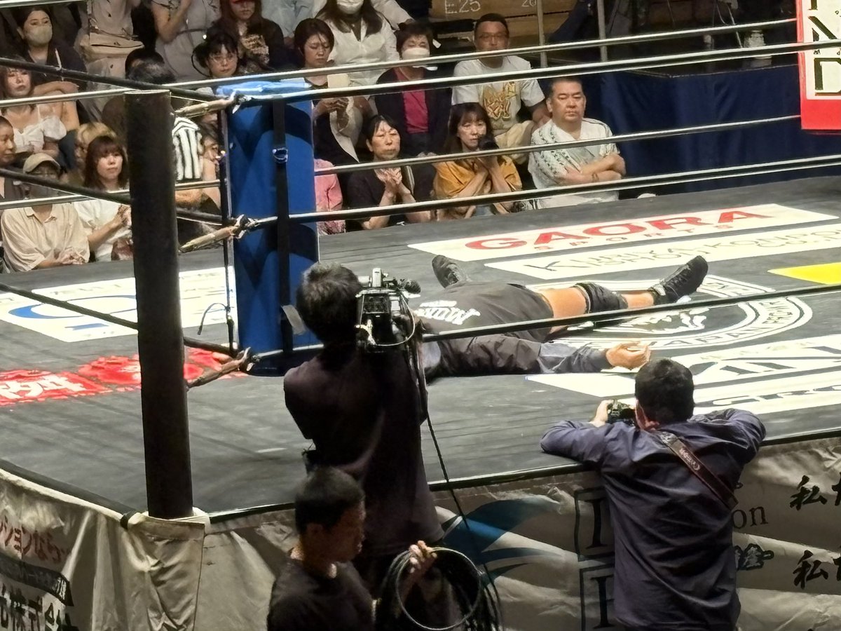 yo_hei613's tweet photo. 門馬さんのドラゲー参戦。
業種は違えど観客の目が止まる
入場、試合運び。そしてマイク。
かっこよかった。
悔しいくらいかっこよかった。
自分もそうでありたい。

#門馬秀貴 #dragongate #後楽園ホール 
#prowrestling #brightness https://t.co/mlLQlkDqy8