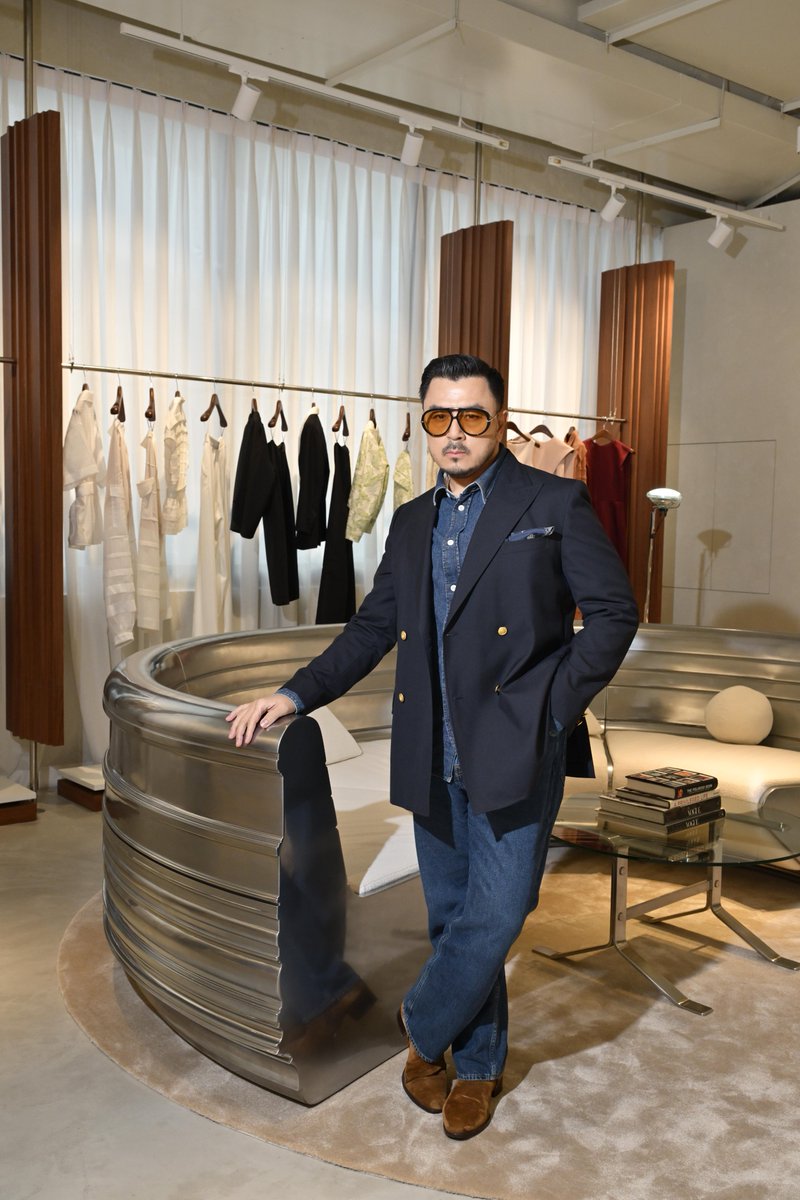Hello_asian's tweet photo. Asava เผยโฉมแฟลกชิปสโตร์แห่งใหม่ ณ Gaysorn Amarin
พร้อมพาชมคอลเลกชัน Autumn/Winter 2026 ‘A Life In Between’
#ALifeInBetween #AsavaAW26
Asava แบรนด์เสื้อผ้าสตรีที่สะท้อนความเรียบโก้และสง่างาม นำโดย คุณหมู-พลพัฒน์ อัศวะประภา ดีไซเนอร์และ
ผู้ก่อตั้ง Asavagroup ตอกย���ำภาพลักษณ์พรีเมียมด้วยการเปิดตัวแฟลกชิปสโตร์แห่งใหม่ ณ Gaysorn Amarin ใจกลางเมือง
ซึ่งการออกแบบร้าน Asava สาขา Gaysorn Amarin ถ่ายทอด DNA สไตล์มินิมอลแฝงความเรียบโก้ โดยดึงเทคนิคเสื้อผ้ามาสู่
งานอินทีเรีย ผ่านการเล่น Contrast of Materials และโทนสีที่กลมกลืน ตั้งแต่ลายหินอ่อนไปจนถึงพรมไล่เฉดสีแบบ Custom-made ทั้งยังนำอัตลักษณ์ไทยอย่าง "บัว" มา Deconstruct ให้เป็นงาน Abstract สากลบนฉากหลัง และรังสรรค์เฟอร์นิเจอร์���ฮไลต์อย่างโซฟาไม้จริงจาก Vertier ที่ขัดมือชุบโครเมียมเงา สะท้อนงาน Craftsmanship ในทุกรายละเอียด
ความพิเศษของสาขา Gaysorn Amarin เป็นสาขาที่มีความสมบูรณ์แบบที่สุดทั้งในด้านการคัดสรรคอลเลกชันที่หลากหลาย และไซส์เสื้อผ้าที่มีให้เลือกถึง 6 ไซส์มาตรฐาน เพื่อรองรับความต้องการของลูกค้าได้ครบครันยิ่งขึ้น นอกจากเรื่องของไซส์แล้ว ในบางดีไซน์เรายังเปิดโอกาสให้ลูกค้าสามารถ Customize เลือกปรับเปลี่ยนสีและชนิดผ้าได้เป็นกรณีพิเศษ โดยเฉลี่ยแล้วเราสามารถตัดเย็บและส่งมอบงาน���ั่งทำได้ภายใน 7–10 วัน นอกจากนี้ ที่สาขา Gaysorn Amarin ยังมี Limited Thai Silk Collection by Asava ซึ่งจะมีเฉพาะที่ Gaysorn Amarin เท่านั้น
ภายในงานยังได้รับเกียรติจากเหล่าเซเลบริตี้และคนดังระดับแถวหน้ามาร่วมงานอย่างคับคั่ง อาทิ มิว-นิษฐา
คูหาเปรมกิจ, ต้าเหนิง-กัญญาวีร์ สองเมือง และเอินเอิน-ฟาติมา เดชะวลีกุลร่วมสัมผัสประสบการณ์ความงามของ Asava
พร้อมกันนี้ Asava ได้พาชมคอลเลกชัน Autumn/Winter 2026 ‘A Life In Between’ ที่ได้แรงบันดาลใจจากคำกล่าวของ Diana Vreeland โดยมองว่าเสื้อผ้าคือส่วนหนึ่งของชีวิตมากกว่าแฟชั่น คอลเลกชันนี้ตั้งต้นการดีไซน์จาก DNA ของแบรนด์,
ประเภทผ้า และฟังก์ชันการใช้งาน เพื่อสร้างเสื้อผ้าที่มิกซ์แอนด์แมตช์ง่า�� ยืดหยุ่น และตอบโจทย์หลากหลายบทบาทในชีวิตประจำวัน โดดเด่นด้วยซิลูเอตที่ยังคงความเฉียบคมในแบบฉบับของ Asava แต่ผ่อนคลายมากขึ้น โดยวัสดุยังคงเป็นหัวใจสำคัญของคอลเลกชัน ตั้งแต่ผ้าเจอร์ซี่ (Jersey) และผ้านิต (Knit) ที่ถูกตีความใหม่ในซิลูเอต��ันประณีตยิ่งขึ้น ไปจนถึงผ้าลูกไม้ (Lace) ผ้าทาฟต้า (Taffeta) และผ้ากรอสเกรน (Grosgrain) ที่สร้างมิติ ผ่านเทคนิคการตีเกล็ด (Tucking), การจับเดรป (Draping), การจับรูด (Ruching) และการตกแต่งขอบผ้าแบบสแกลลอป (Scallop) ทั้งหมดถูกถ่ายทอดผ่านพาเลตต์สี Neutral อันเป็นเอกลักษณ์ของ Asava พร้อมสอดแทรกเฉดสีสดใสอย่างสีฟ้า สีเขียว และสีชมพู เพื่อเติมความมีชีวิตชีวาให้กับคอลเลกชัน
A Life In Between จึงไม่ใช่เพียงคอลเลกชันสำหรับฤด��กาลใหม่ หากเป็นการออกแบบที่เติบโตไปพร้อมกับชีวิต เพราะท้ายที่สุดแล้ว สิ่งที่ทำให้เสื้อผ้ามีความหมาย ไม่ใช่เพียงการออกแบบ แต่คือผู้คนและเรื่องราวที่เกิดขึ้นภายในนั้น
ร่วมสัมผัสประสบการณ์แฟชั่นของ Asava ได้แล้ววันนี้ ณ ร้าน Asava ศูนย์การค้า Gaysorn Amarin ชั้น 2, ศูนย์การค้าสยามพารากอน ชั้น 1 โซนดีพาร์ทเมนท์สโตร์, ห้างสรรพสินค้า ดิ เอ็มโพเรียม ชั้น 1 โซนดีพาร์ทเมนท์สโตร์, ห้างสรรพสินค้าเซ็นทรัลชิดลม ชั้น 2 โซนดีพาร์ทเมนท์สโตร์, ห้างสรรพสินค้าเซ็นทรัลแอทเซ็นทรัลเวิลด์ ชั้น 2 โซนดีพาร์ทเมนท์สโตร์ และอาซาว่ากรุ๊ป แฟลกชิปสโตร์ ซอยสุขุมวิท 45 รวมถึงช่องทางออนไลน์ที่ Website : https://t.co/QGL7HZHTch, Line Official : @asavagroup, Lazada : https://t.co/J3fZZPD58k และ Central Online :https://t.co/Y5CY0VenJ1
@asavagroup